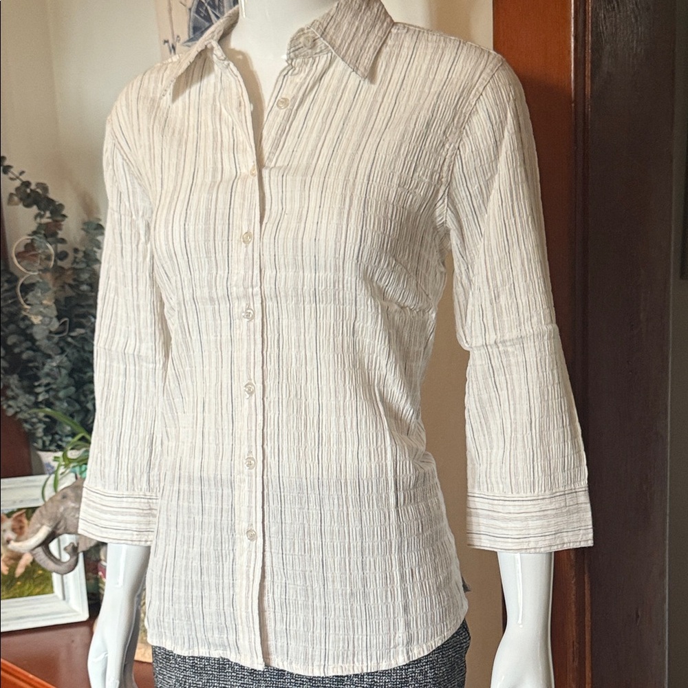 NWT northern reflections size small Women's Cream Button-Up Blouse
